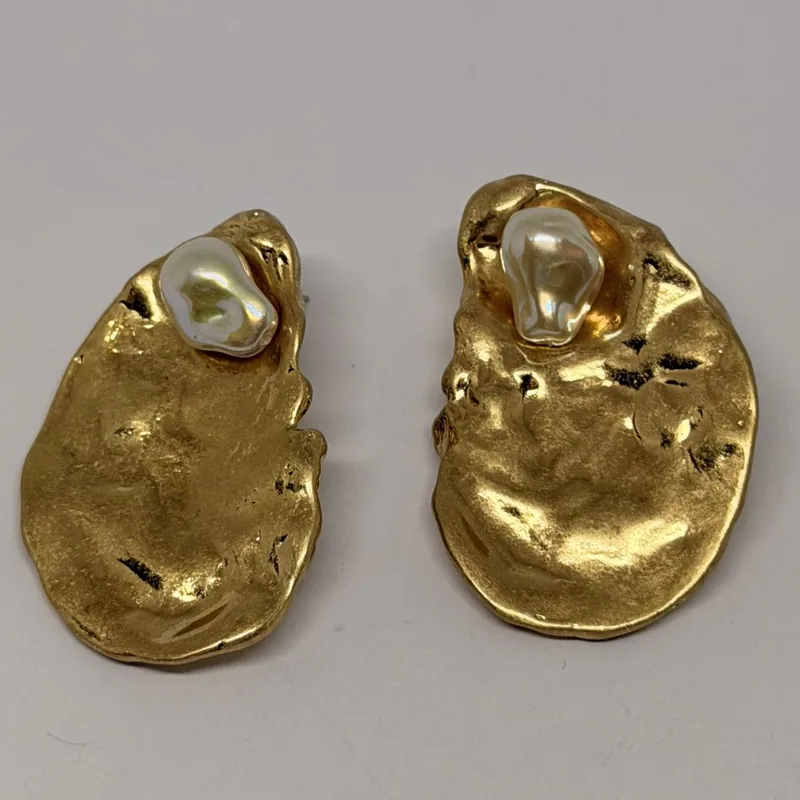Brinco dourado martelado de contorno orgânico com pérola barroca aplicada — ref. BRC0141A