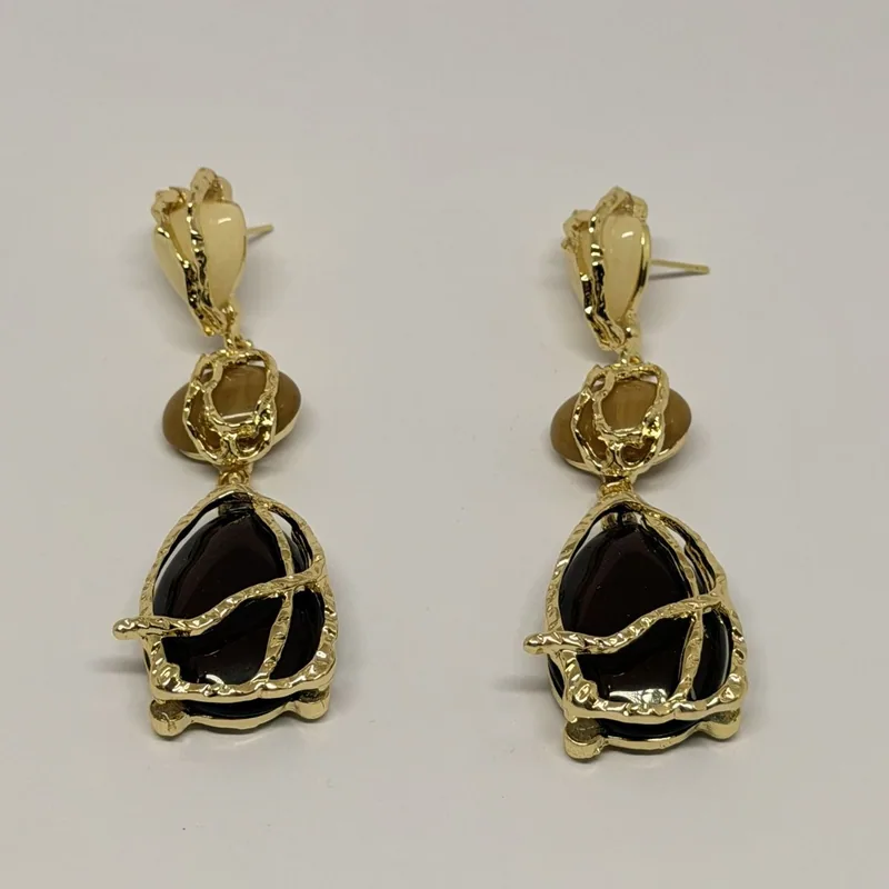 Brinco dourado com medalha e relevo detalhado — ref. BRC0031A