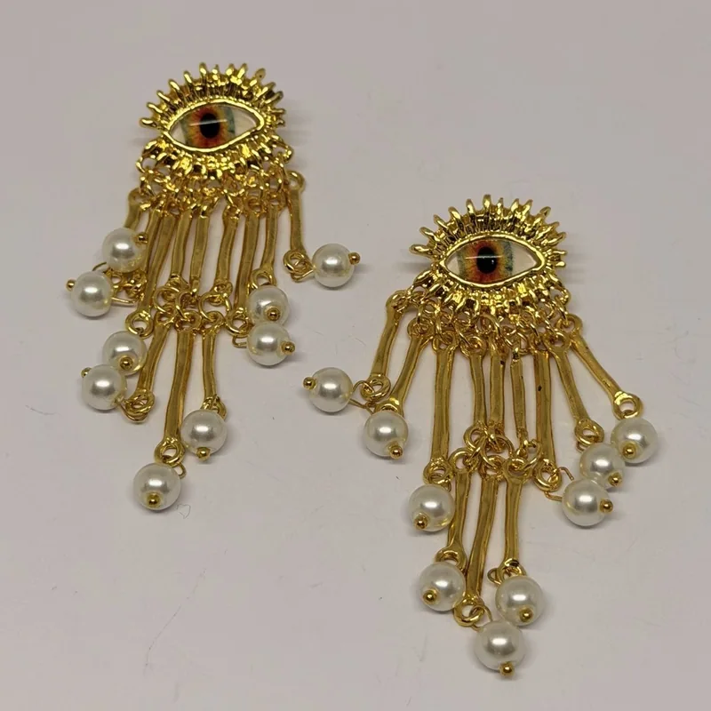 Brinco dourado com olho cravejado no topo e franjas de pérolas suspensas — ref. BRC0116A