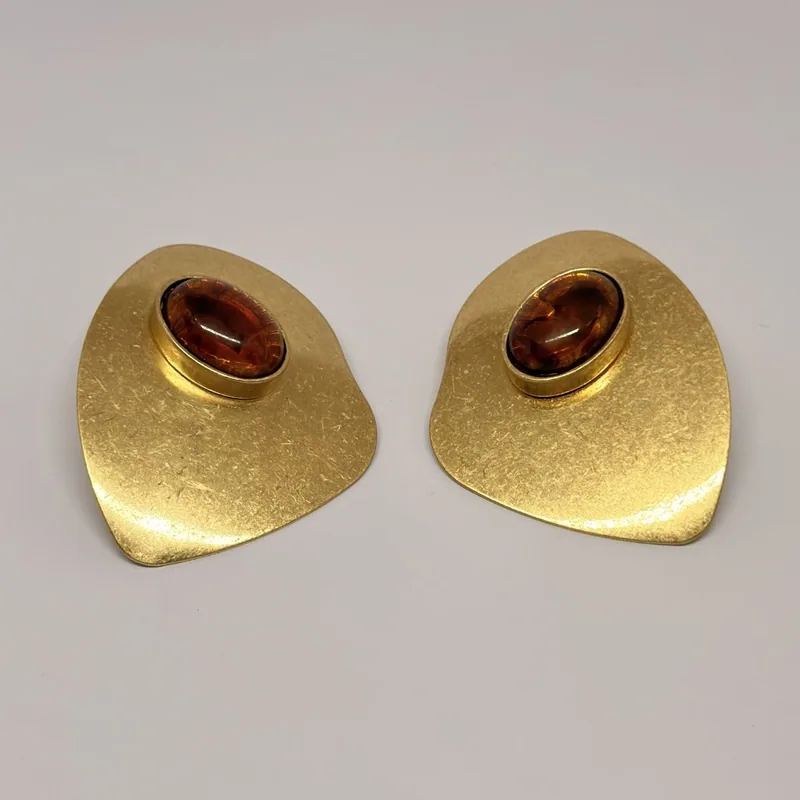 Brinco dourado pendente com design orgânico e pérola — ref. BRC0004A