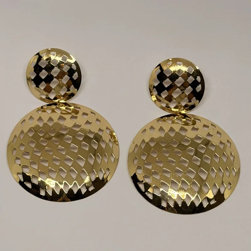 Brinco dourado pendente com disco facetado no topo e disco grande vazado em padrão diamantado — ref. BRC0063A