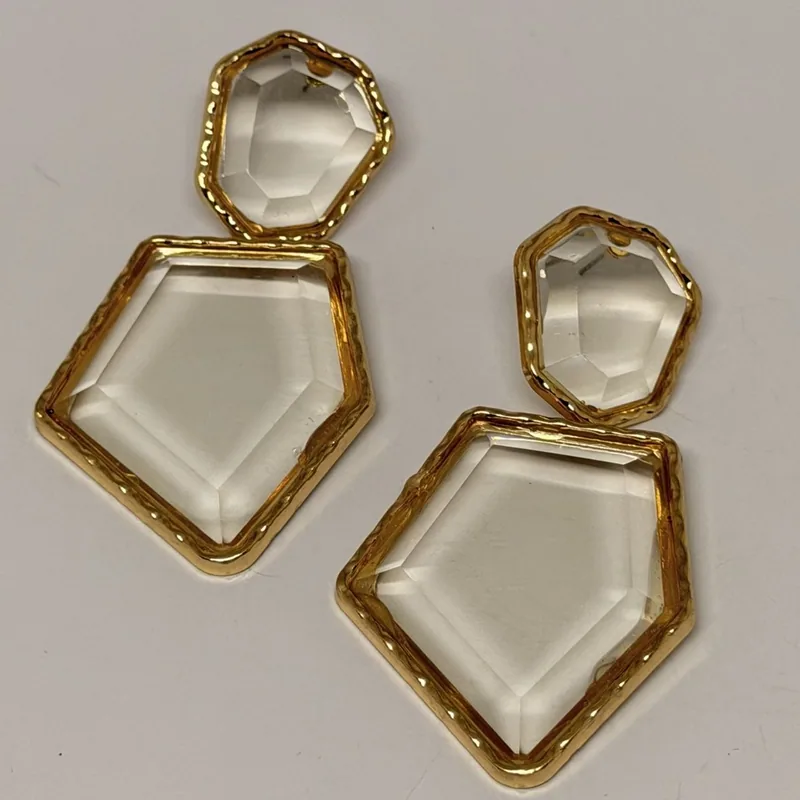 Brinco dourado pendente com duas placas de resina clara em molduras marteladas — ref. BRC0111A