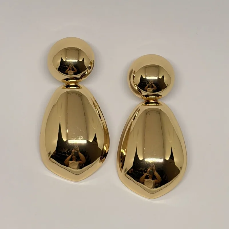 Brinco dourado pendente com esfera no topo e gota volumosa polida — ref. BRC0064A