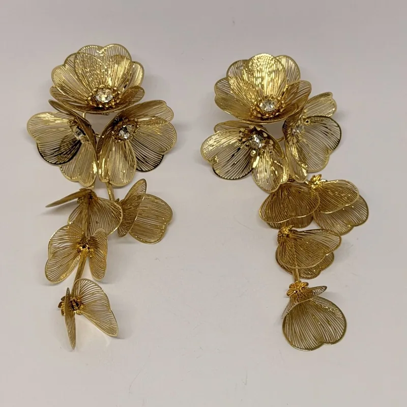 Brinco dourado pendente com flores em cascata e miolo de cristal — ref. BRC0083A