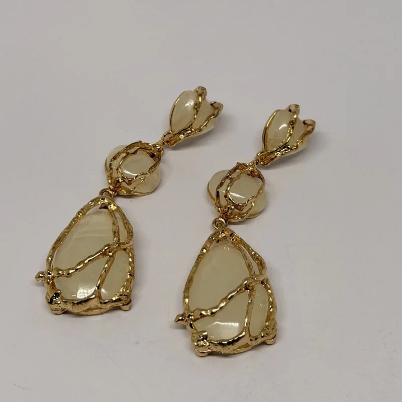 Brinco dourado pendente com pedras claras marmorizadas em molduras irregulares — ref. BRC0114A