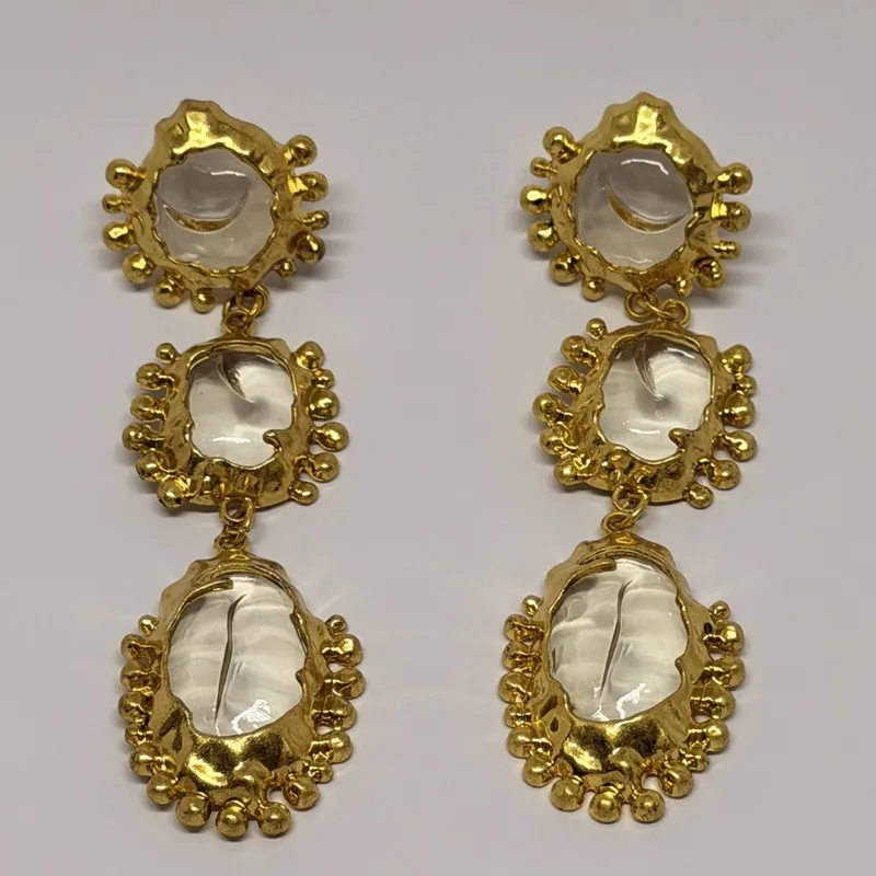 Brinco dourado pendente com três medalhões de madrepérola em moldura de esferas — ref. BRC0071A