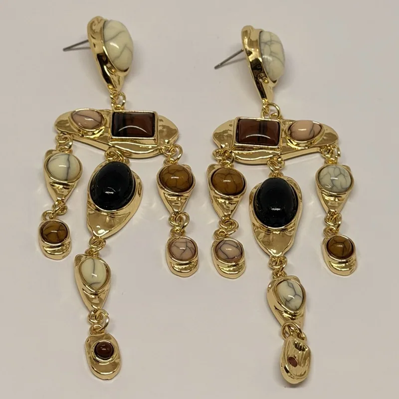 Brinco dourado com pérola pendente e base trabalhada — ref. BRC0018A
