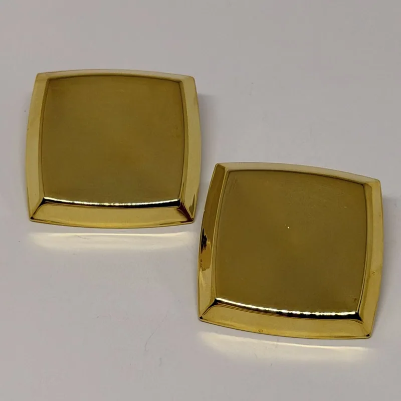 Brinco dourado quadrado côncavo de superfície lisa — ref. BRC0095A