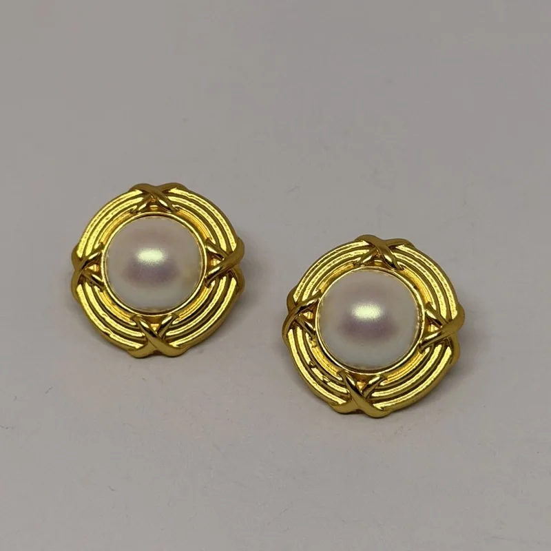 Brinco dourado redondo com pérola central em moldura de laços entrelaçados — ref. BRC0134A