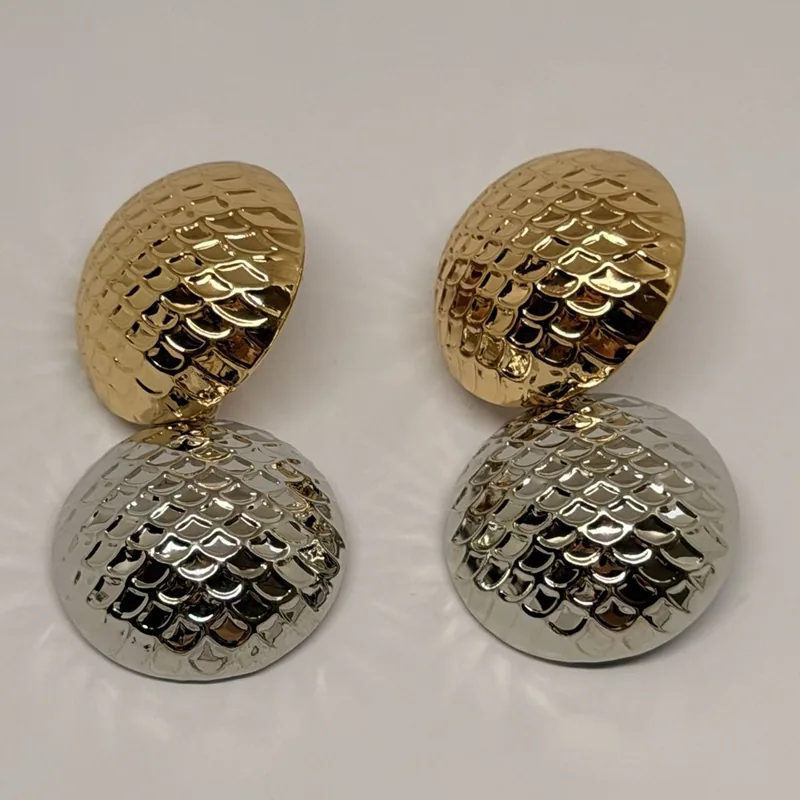 Brinco dourado com textura martelada e pingentes — ref. BRC0013A
