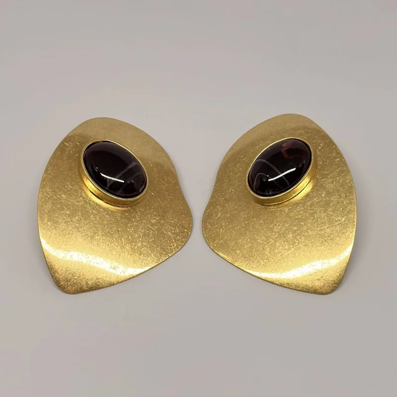 Brinco dourado tipo botão com detalhes em relevo — ref. BRC0005A