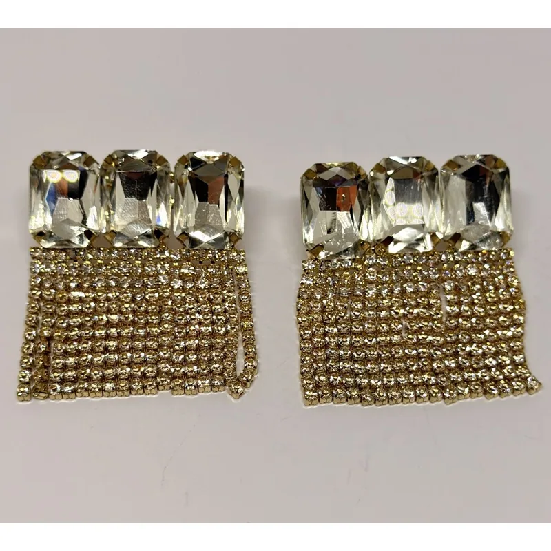 Brinco dourado com três cristais retangulares no topo e franja de strass em malha — ref. BRC0122A