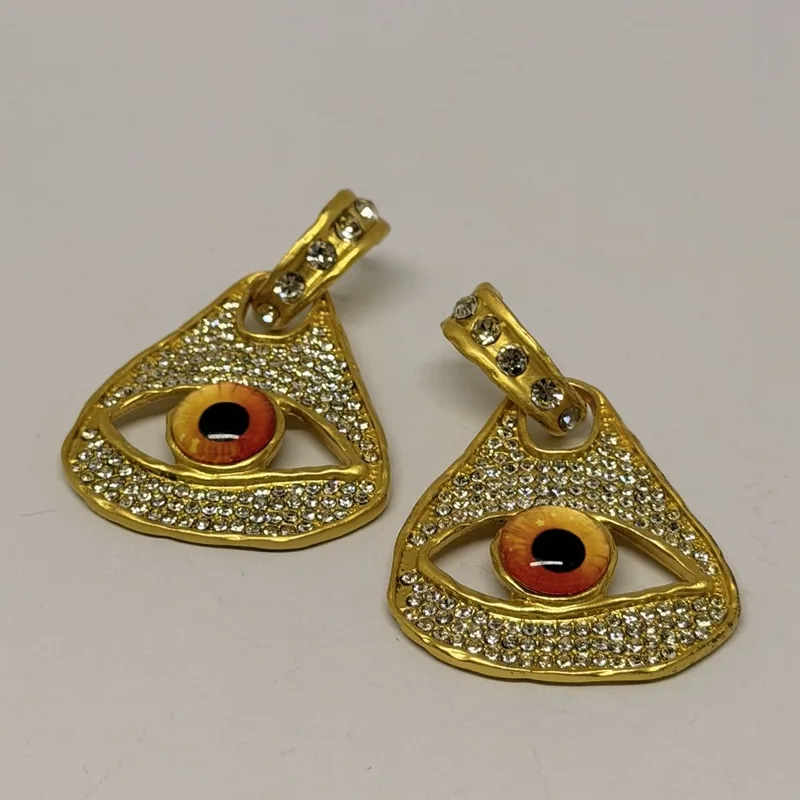 Brinco dourado triangular cravejado com olho aplicado ao centro — ref. BRC0115A