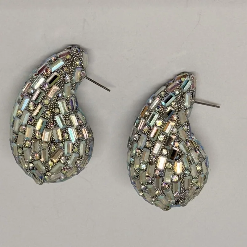 Brinco em formato de gota inteiramente cravejado de cristais irisados — ref. BRC0079A