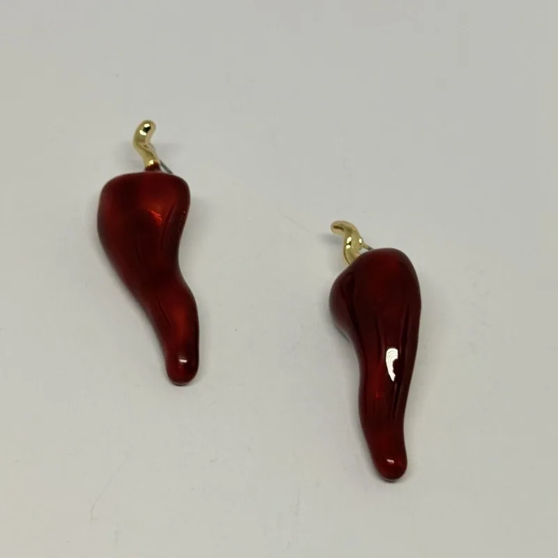 Brinco em formato de pimenta em resina vermelha com fecho dourado — ref. BRC0100A