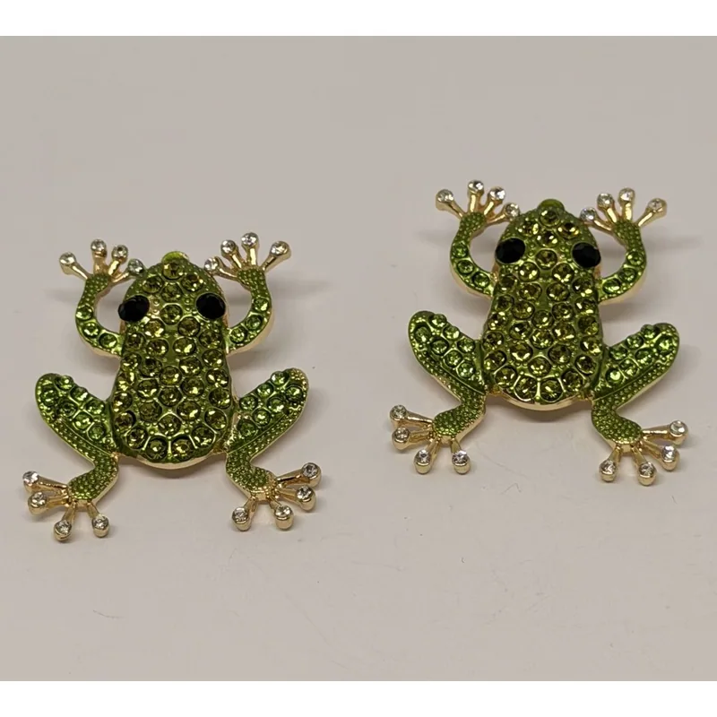 Brinco em formato de sapo cravejado de cristais verdes, com detalhes claros nas patas — ref. BRC0145A