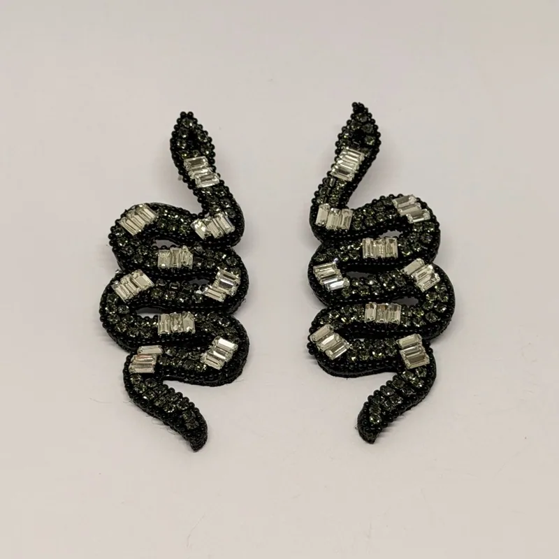Brinco em formato de serpente cravejado de cristais escuros e claros — ref. BRC0074A