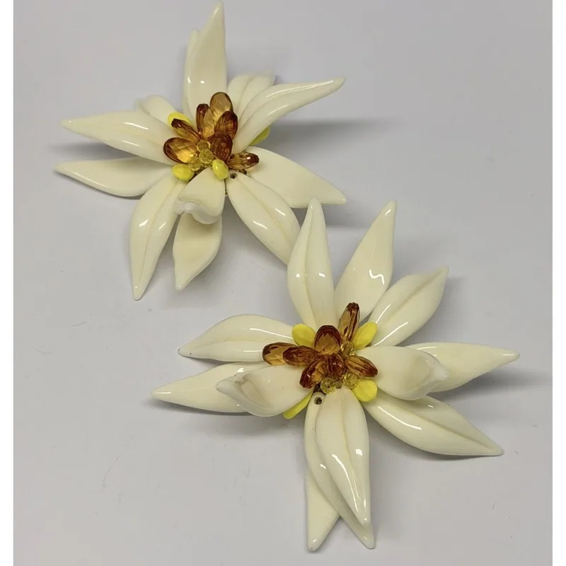 Brinco pendente com duas flores em resina branca e miolo âmbar — ref. BRC0118A