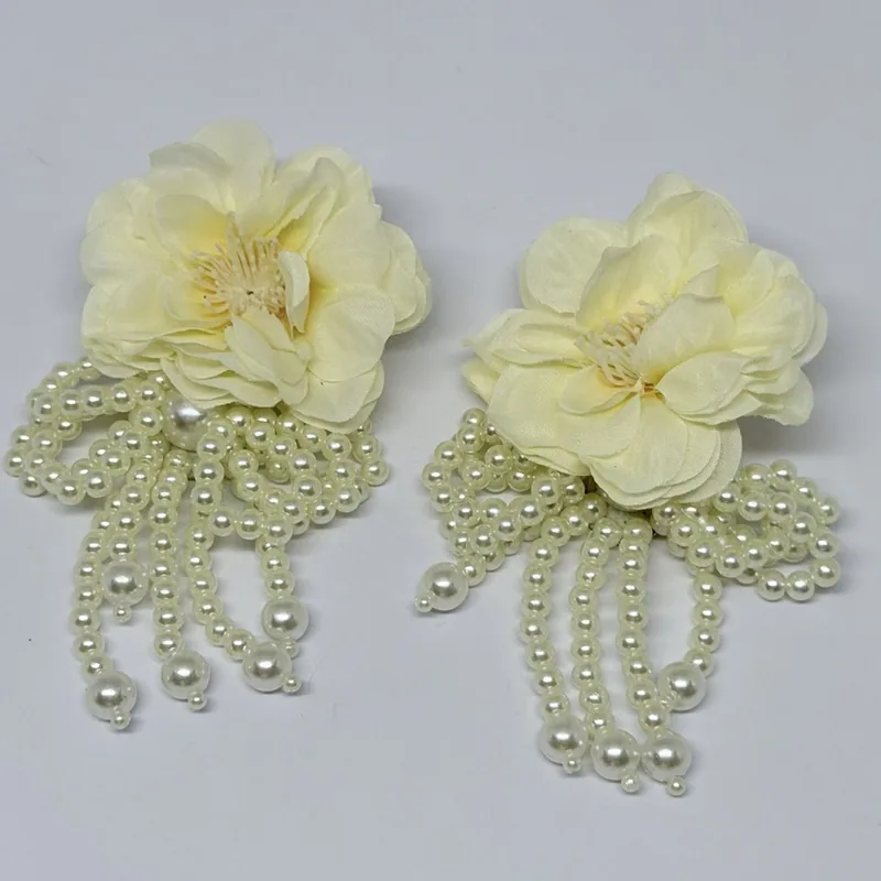 Brinco pendente com flor clara em tecido e franjas de pérolas — ref. BRC0103A