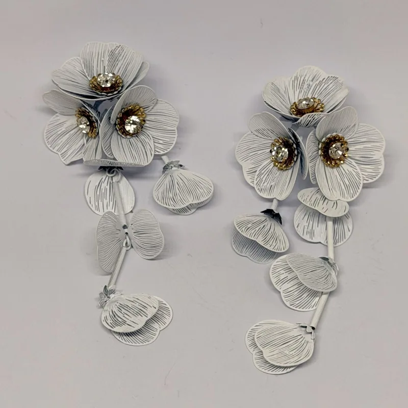 Brinco pendente com flores brancas em tecido e miolo de cristal, com cascata de pétalas — ref. BRC0084A