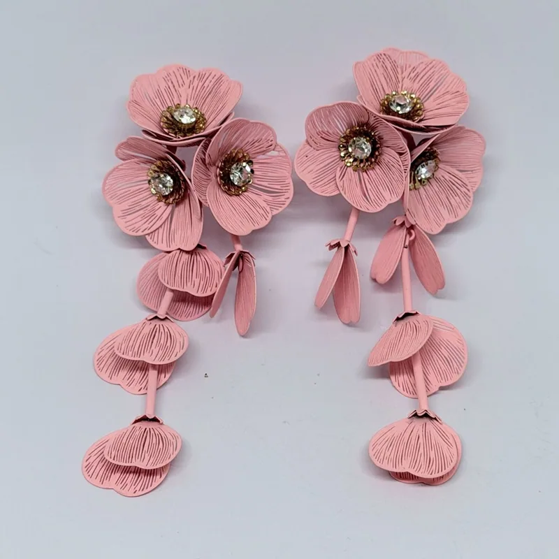 Brinco pendente com flores em tecido rosa e miolo de cristal, com cascata de pétalas — ref. BRC0082A
