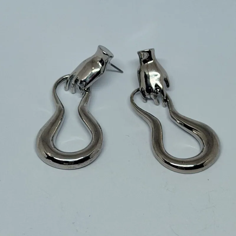 Brinco prateado com mão estilizada no topo e aro orgânico pendente — ref. BRC0148A