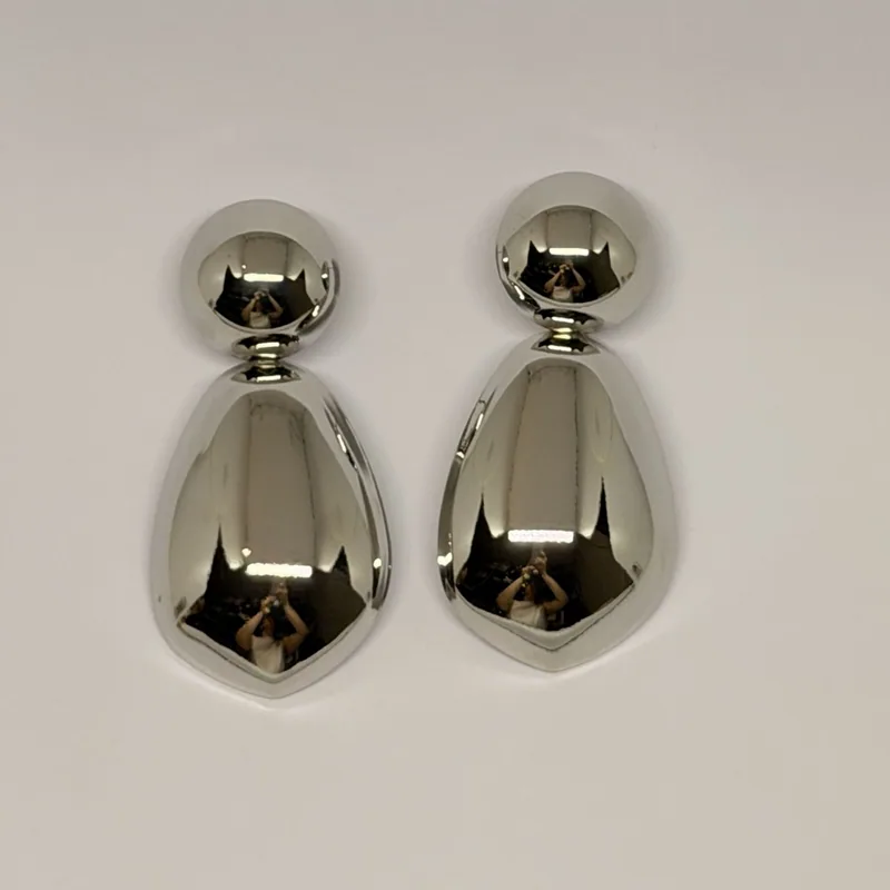 Brinco prateado pendente com esfera no topo e gota volumosa polida — ref. BRC0065A