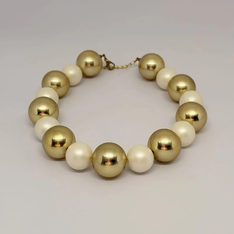 Colar curto de pérolas grandes em dourado e branco alternadas — ref. CLR0059A
