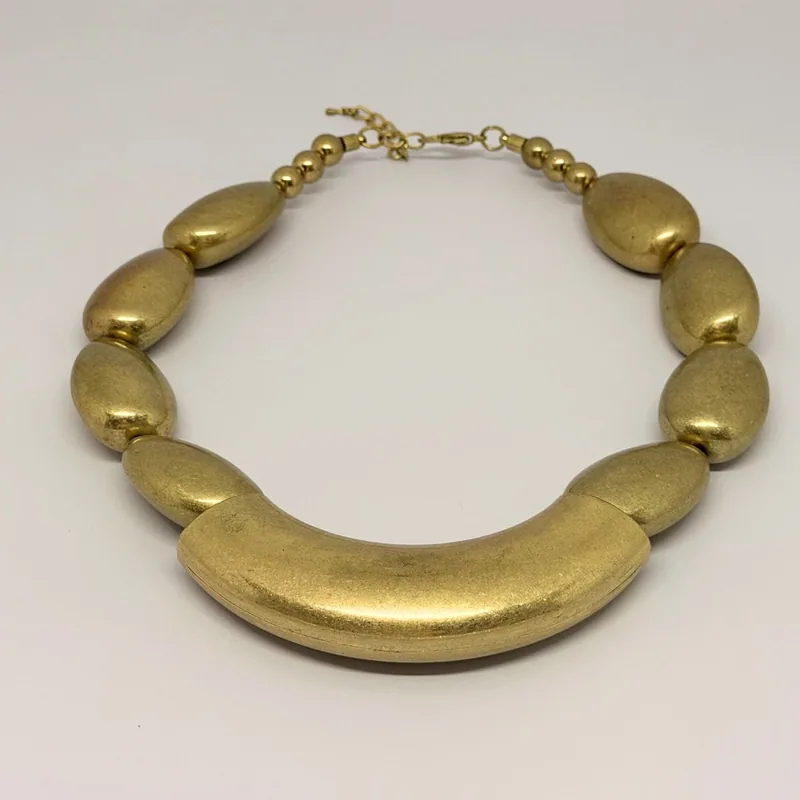 Colar dourado com barra curva central e contas ovais nas laterais — ref. CLR0104A