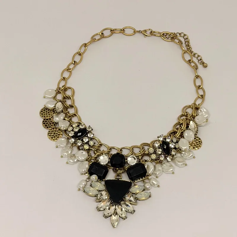 Colar dourado com cachos de cristais claros e pedras pretas facetadas — ref. CLR0078A