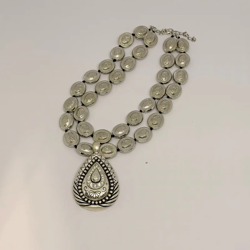 Colar dourado com camafeu central e moldura ornamentada — ref. CLR0050A
