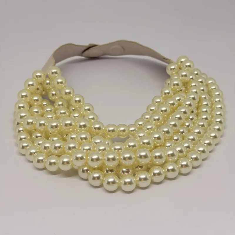 Colar dourado com corrente grossa e pingente central de cristal