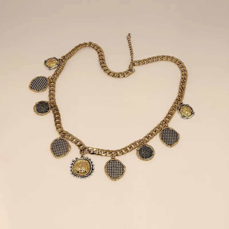 Colar dourado de corrente com medalhões redondos texturizados — ref. CLR0099A