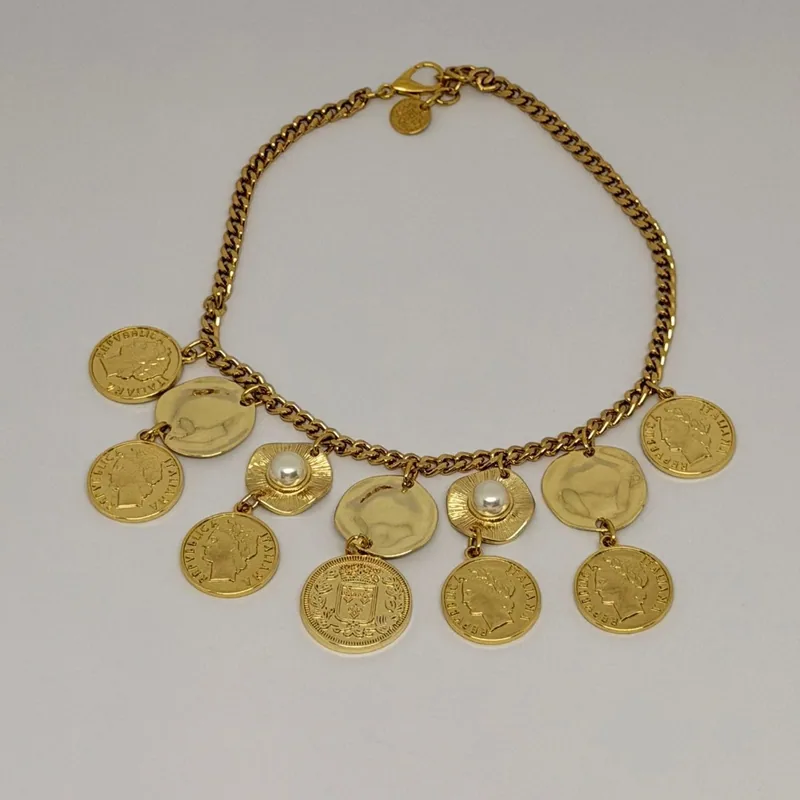 Colar dourado de corrente com moedas e medalhões suspensos — ref. CLR0077A
