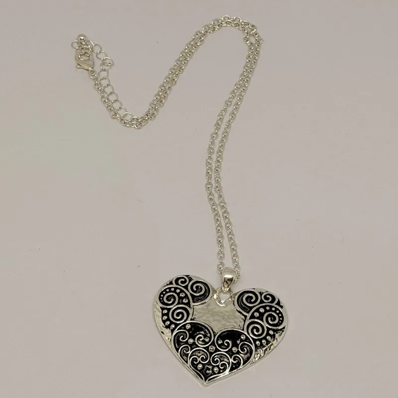 Colar dourado com design de folha grande e textura natural — ref. CLR0034A