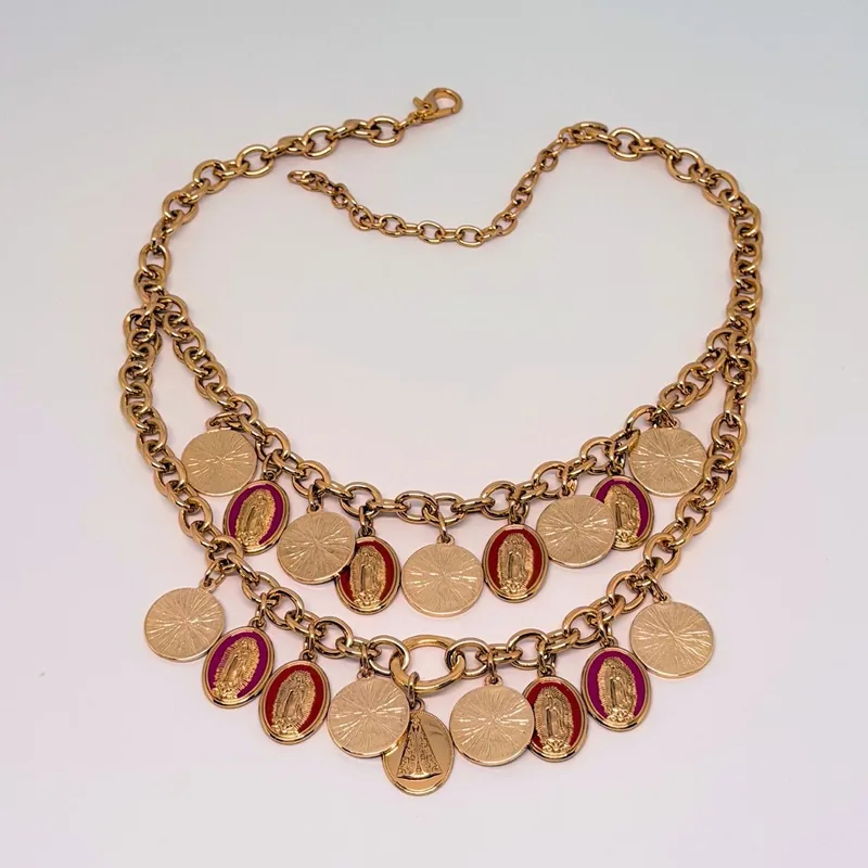 Colar dourado de duas voltas com medalhões religiosos esmaltados em rosa — ref. CLR0097A
