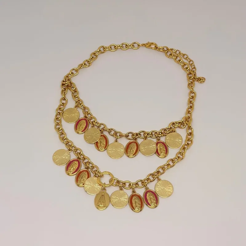 Colar dourado de duas voltas com medalhões religiosos esmaltados em vermelho — ref. CLR0076A