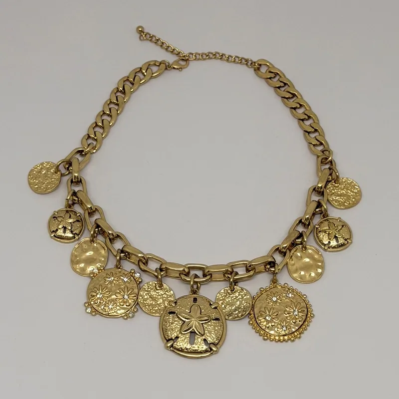 Colar dourado de duas voltas com moedas e medalhões trabalhados — ref. CLR0085A