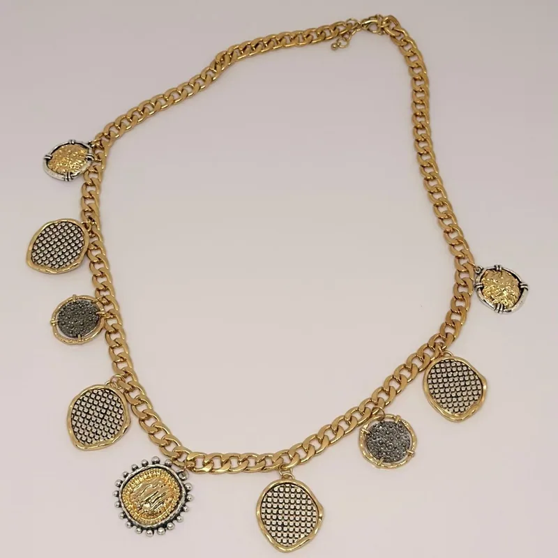 Colar dourado de elos grossos com medalhões redondos texturizados suspensos — ref. CLR0084A