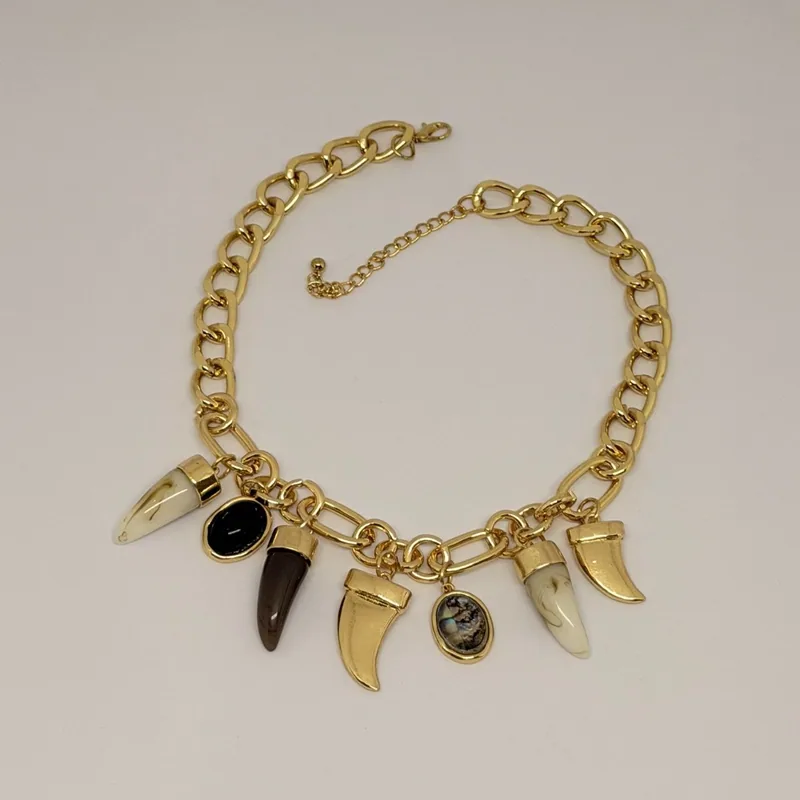Colar dourado de elos com pingentes de dente e pedras em resina — ref. CLR0088A