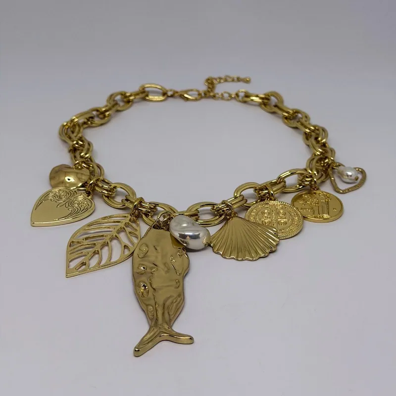 Colar dourado de elos com pingentes de folha, peixe e concha — ref. CLR0096A