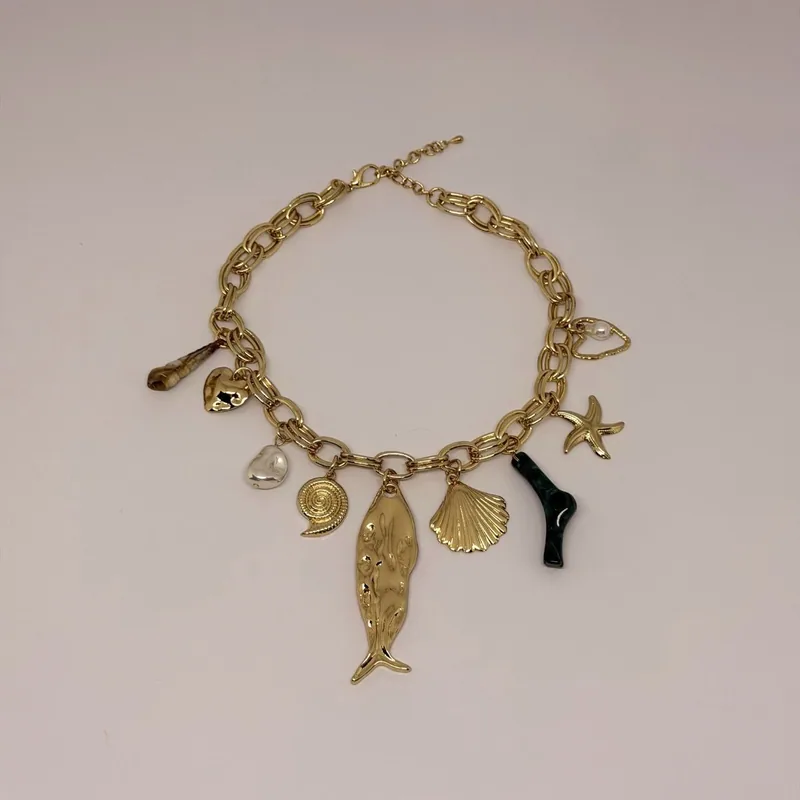 Colar dourado de elos com pingentes de peixe, estrela-do-mar e coral — ref. CLR0101A