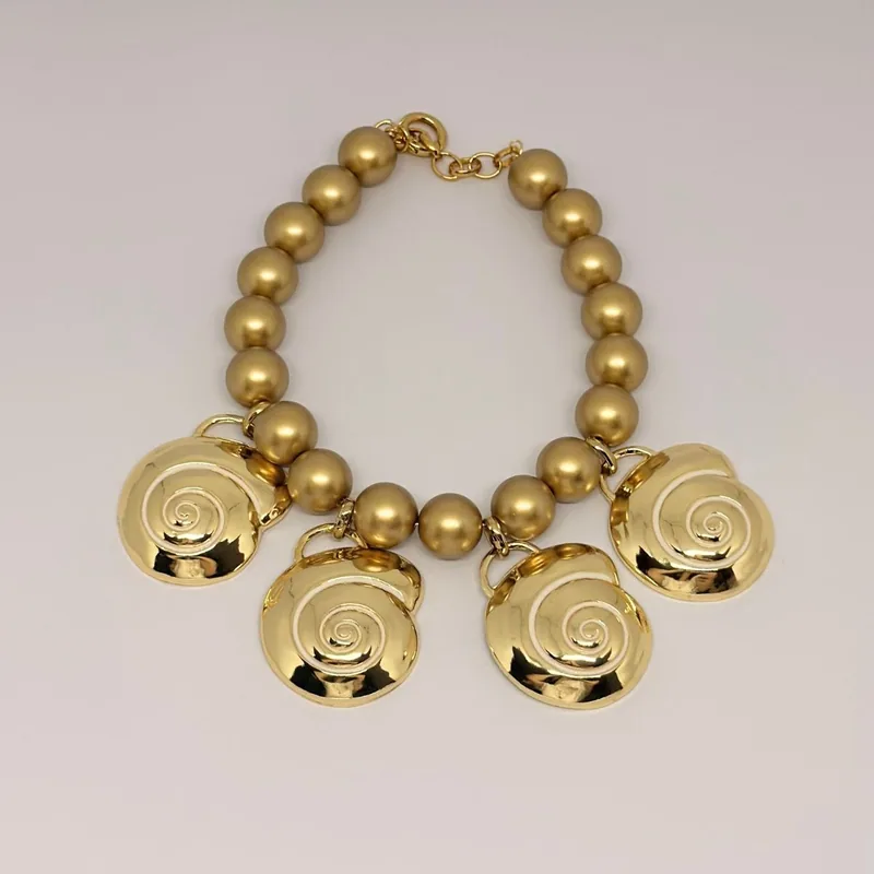 Colar dourado de esferas com medalhões em espiral suspensos — ref. CLR0075A