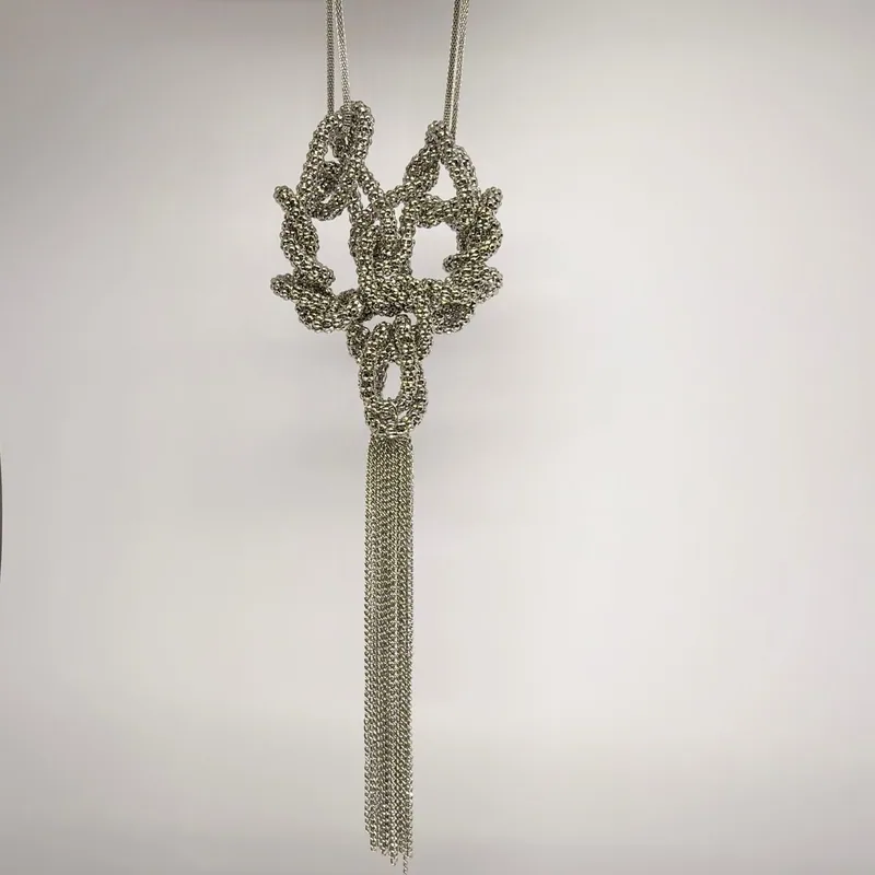 Colar dourado com formato de colar egípcio e detalhes — ref. CLR0044A