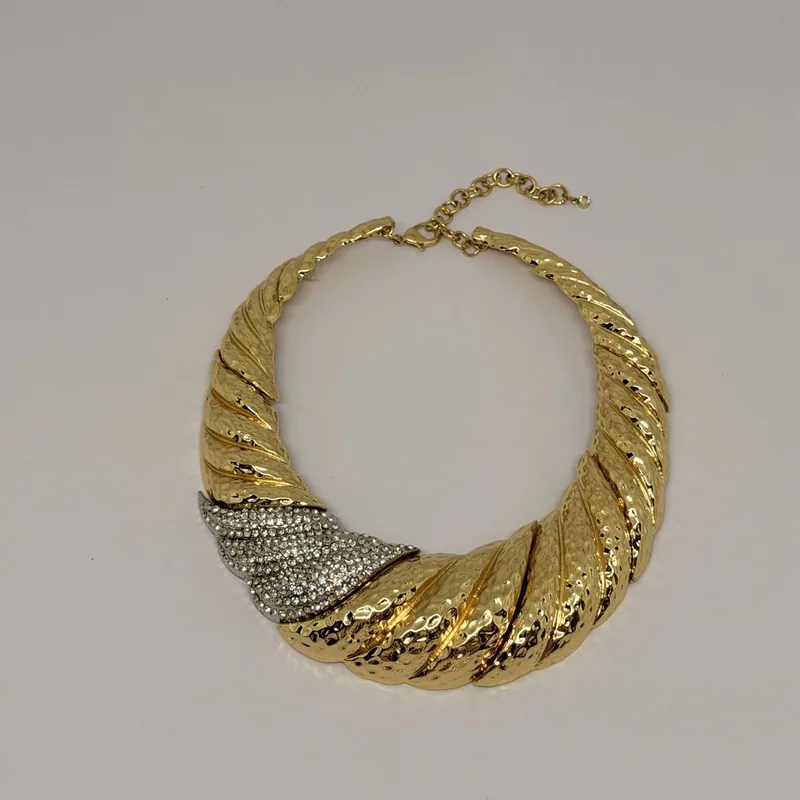 Colar dourado com medalha grande e relevo detalhado — ref. CLR0018A