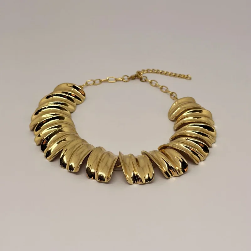 Colar dourado de peças curvas justapostas em volta única — ref. CLR0102A