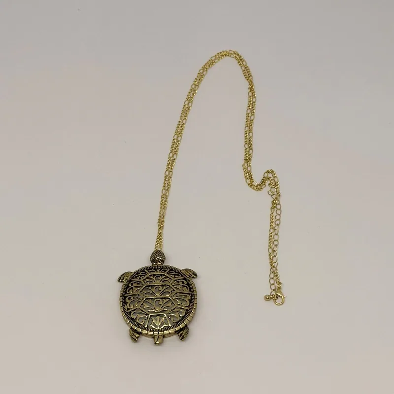 Colar dourado com pedra âmbar e moldura solar — ref. CLR0040A