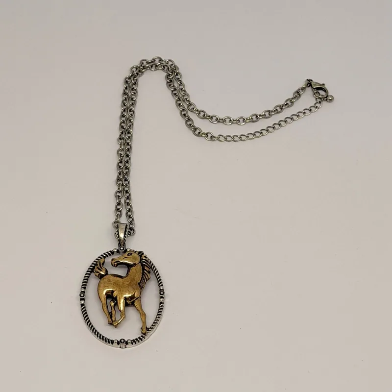 Colar dourado com pérolas e cristais em composição floral — ref. CLR0028A