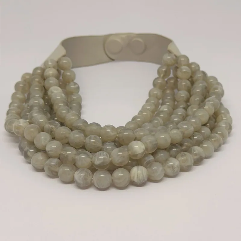 Colar dourado com pérolas intercaladas e corrente delicada