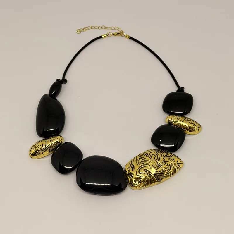 Colar dourado com pingente de coração e cristais vermelhos — ref. CLR0008A